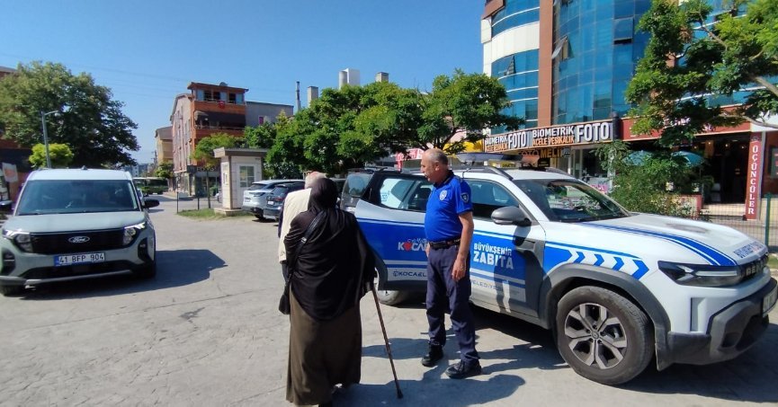 Büyükşehir Zabıtası yaşlı çifti yolda bırakmadı