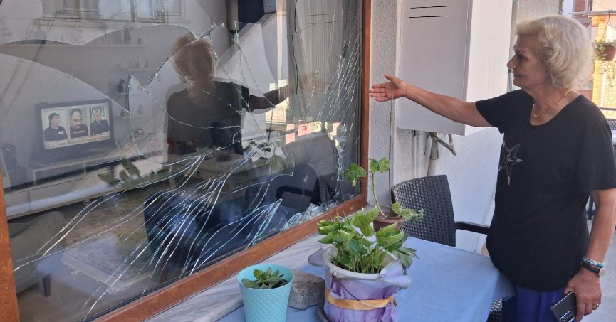 Gölcük'te Evin Camını İki Büyük Taşla Patlattılar