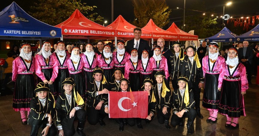Kent Meydanı Kırmızı Beyaza Büründü