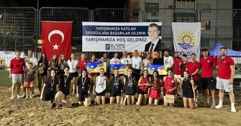 Plaj Voleybolunda Minik Sporculardan Büyük Mücadele