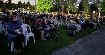 Gölcüklüler'den Açık Havada Film Gösterimine Yoğun İlgi