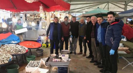 CHP Gölcük Belediye Başkan adayı İsmet İşeri Hisareyn’deki pazarcılarla buluştu.