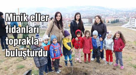 Minik eller fidanları toprakla buluşturdu