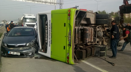 İzmit’te zincirleme kaza: Otobüs devrildi