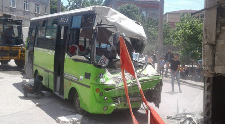 Halk minibüs binaya çarptı! Sürücü ağır yaralı
