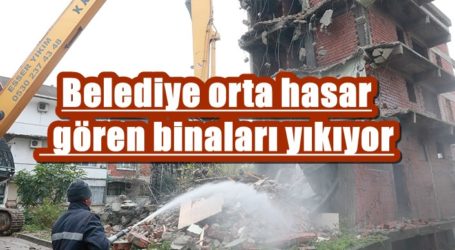 Belediye orta hasar gören binaları yıkıyor