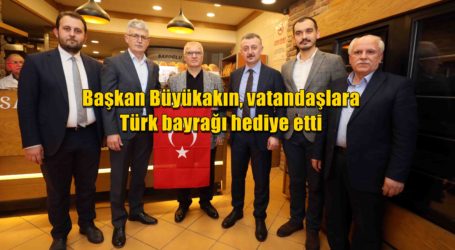  Başkan Büyükakın, vatandaşlara Türk bayrağı hediye etti