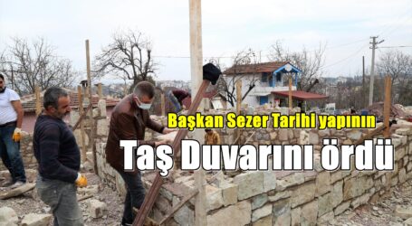 Başkan Sezer Tarihi yapının duvarına taş yerleştirdi