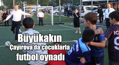 Büyükakın, Çayırova’da çocuklarla futbol oynadı