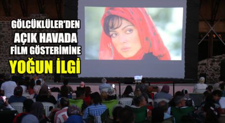 GÖLCÜKLÜLER’DEN AÇIK HAVADA FİLM GÖSTERİMİNE YOĞUN İLGİ